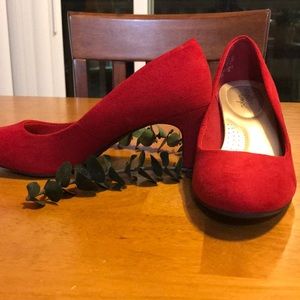 Red high-heeled shoes 👠